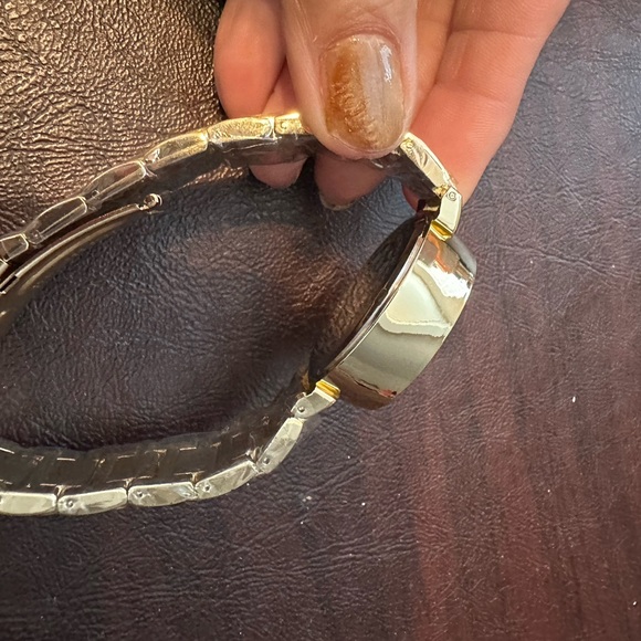 Gold-Tone Metal Watch.  DESING NOT AUTHENTIC - Picture 5 of 12